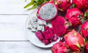 Buah naga, atau pitaya, adalah buah tropis yang semakin populer di seluruh dunia karena rasa manisnya yang unik dan kandungan nutrisinya yang kaya.