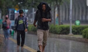 Menjaga kesehatan saat musim hujan merupakan tantangan tersendiri karena Waktu cuaca yang lembap dan basah dapat meningkatkan risiko penyakit menular seperti flu, pilek, demam, dan infeksi saluran pernapasan. Berikut ini adalah beberapa langkah penting untuk menjaga kesehatan selama musim hujan: